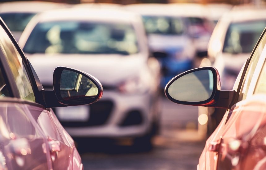 Como estacionar entre dois carros